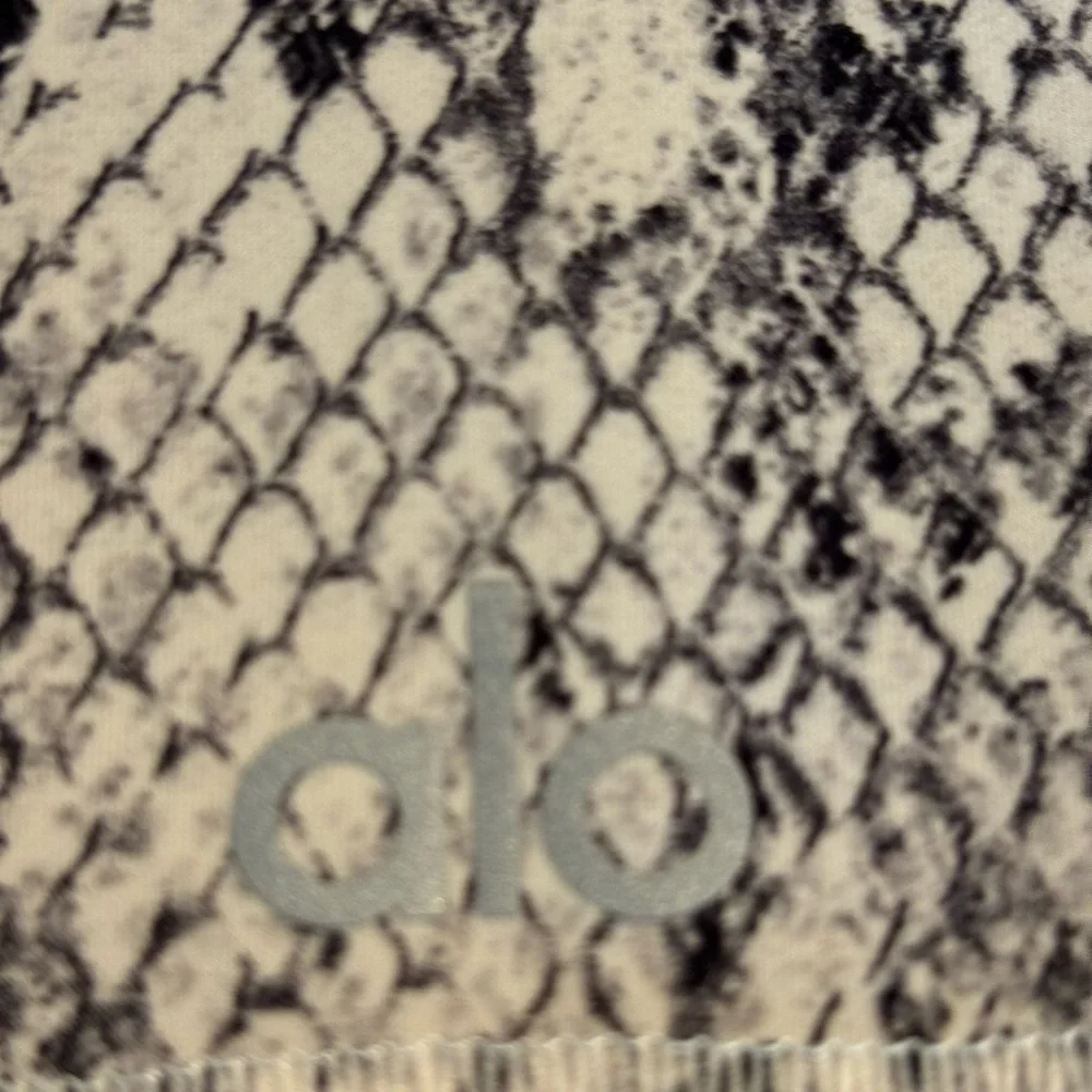 Alo High-Waist Snakeskin Vapor Short‎ - XS